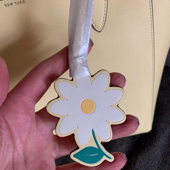 Authentic KATE SPADE Saffiano leather zip top Tote/Flower charm - Picture 8 of 14